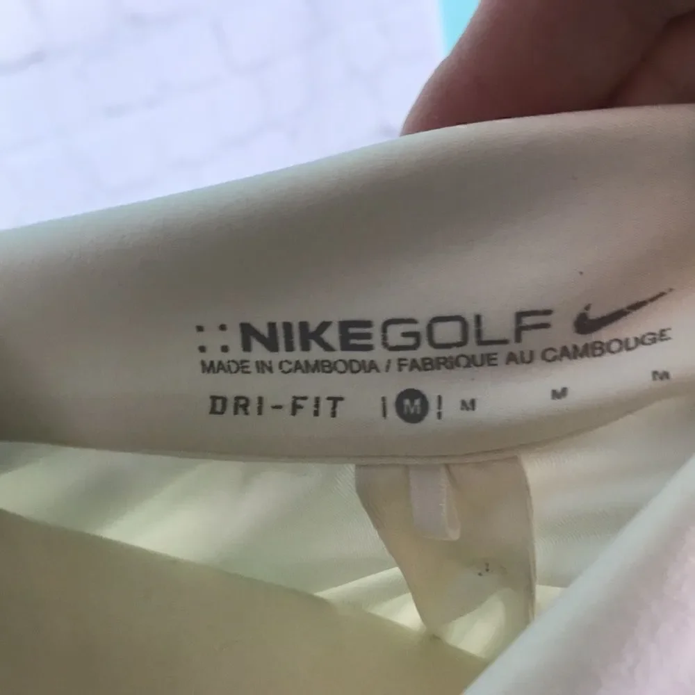 Nike Golf Size Medium Cream w/gray geometric ombré designs EUC
